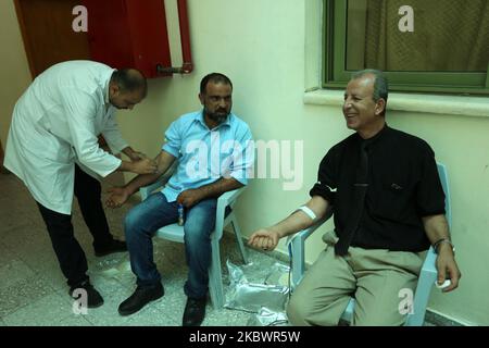 Les Palestiniens font don de sang, à Gaza, en Palestine, sur 5 août 2020, lors d'une campagne publique de don de sang pour la communauté libanaise suite à l'explosion au port de Beyrouth. (Photo de Majdi Fathi/NurPhoto) Banque D'Images