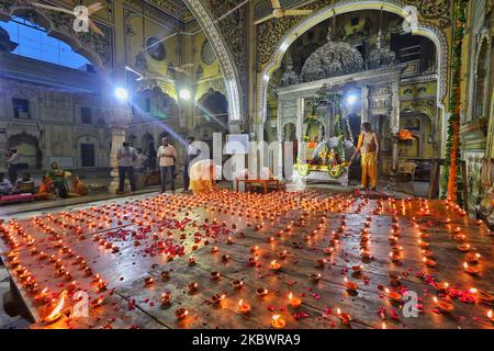 Des dévotés hindous éclaient les lampes en terre au temple Ramchandra Ji pour célébrer la cérémonie révolutionnaire du temple RAM d'Ayodhya, à Jaipur, Rajasthan, Inde, sur 5 août, 2020.(photo de Vishal Bhatnagar/NurPhoto) (photo de Vishal Bhatnagar/NurPhoto) Banque D'Images