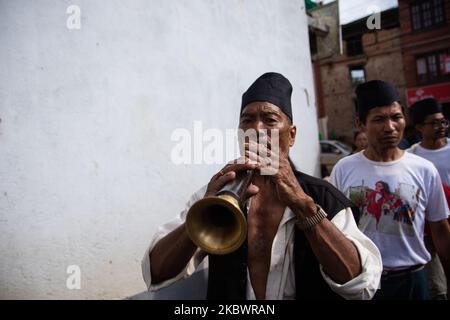 Un homme joue un instrument traditionnel pendant le festival Deopokhari à Khokana, au Népal, sur 05 août 2020. Au cours du festival annuel, une chèvre de bébé femelle vivante est jetée dans un étang pour le sacrifice où les hommes locaux en équipes de différentes localités se disputent pour la tuer. (Photo de Rojan Shrestha/NurPhoto) Banque D'Images