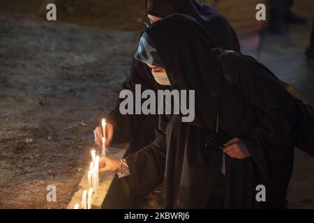 Deux femmes iraniennes, portant un masque facial protecteur, allument des bougies au bord de la rue devant l'ambassade du Liban dans le centre de Téhéran, symbole de la sympathie du peuple iranien pour les victimes des récentes explosions à Beyrouth, sur 5 août 2020. (Photo de Morteza Nikoubazl/NurPhoto) Banque D'Images