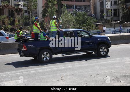 Les secouristes sont vus le lendemain d'une explosion massive au port de 5 août 2020 à Beyrouth, au Liban. Selon la Croix-Rouge libanaise, actuellement plus de 100 personnes sont mortes dans l'explosion et plus de 4 000 ont été blessées dans l'explosion au port de Beyrouth. Les autorités ont déclaré qu'un entrepôt riverain stockant des matières explosives, qui auraient 2 700 tonnes de nitrate d'ammonium, était la cause de l'explosion. (Photo de Houssam Hariri/NurPhoto) Banque D'Images