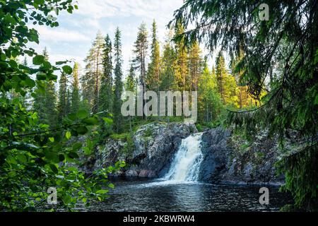 Magnifique cascade de Komulanköngäs en été. Tourné près de Hyrynsalmi, dans le nord de la Finlande. Banque D'Images