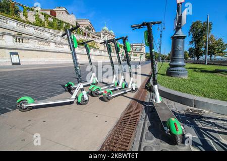 Des scooters électriques à chaux sont vus à Budapest, Hongrie, le 2 août 2020 (photo de Michal Fludra/NurPhoto) Banque D'Images