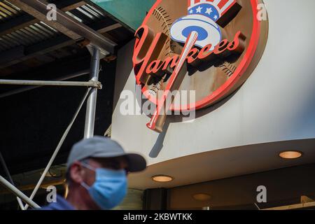 Une vue du logo New York Yankees dans Midtown. Yankees option Miguel Andujar à un autre emplacement dans la rétrogradation difficile. La ville de New York poursuit la phase 4 de réouverture à la suite des restrictions imposées pour ralentir la propagation du coronavirus à 6 août 2020, dans la ville de New York. La quatrième phase permet les arts et le divertissement de plein air, les événements sportifs sans fans et la production de médias. (Photo de John Nacion/NurPhoto) Banque D'Images