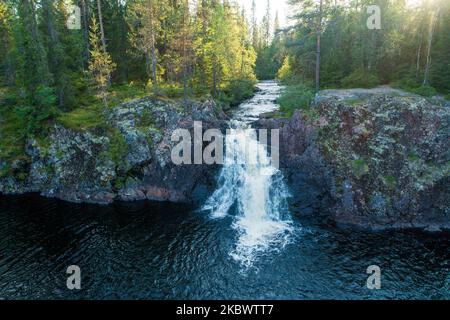 Magnifique cascade de Komulanköngäs en été. Tourné près de Hyrynsalmi, dans le nord de la Finlande. Banque D'Images