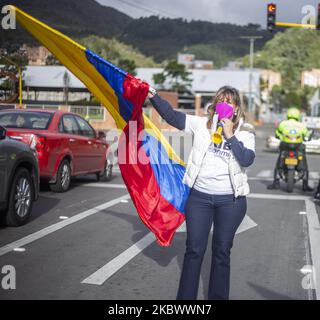 Un partisan de l'ancien président Alvaro Uribe fait la vague d'un drapeau national qui participe à une caravane pour protester contre la décision de la Cour suprême de placer Uribe en résidence surveillée alors qu'un témoin enquête falsification se poursuit contre lui à Bogota, en Colombie, sur 7 août 2020. (Photo de Daniel Garzon Herazo/NurPhoto) Banque D'Images