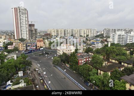 Une route déserte peut être vue lors d'un confinement imposé par le gouvernement de l'État contre l'augmentation des cas de coronavirus COVID-19, à Kolkata, en Inde, le 08 août 2020. (Photo par Indranil Aditya/NurPhoto) Banque D'Images