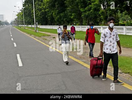 Les personnes venant du Bengale du Nord arrivent dans la ville de Kolkata lors d'un confinement imposé par le gouvernement de l'État contre l'augmentation des cas de coronavirus COVID-19, à Kolkata, Inde, 08 août 2020. (Photo par Indranil Aditya/NurPhoto) Banque D'Images