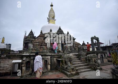 Les dévotés népalais arrivent pour offrir une prière rituelle en début de matinée à Chiloncho Stupa, Kirtipur, Katmandou, Népal samedi, 08 août, 2020. (Photo de Narayan Maharajan/NurPhoto) Banque D'Images