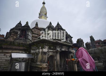 Les dévotés népalais arrivent pour offrir une prière rituelle en début de matinée à Chiloncho Stupa, Kirtipur, Katmandou, Népal samedi, 08 août, 2020. (Photo de Narayan Maharajan/NurPhoto) Banque D'Images