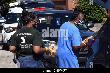 Des bénévoles distribuent de la nourriture de la deuxième banque alimentaire Harvest du centre de la Floride à l'église chrétienne méthodiste épiscopale carter Tabernacle, sur 8 août 2020, à Orlando, en Floride. Les banques alimentaires de la région d'Orlando font face à une demande continue, car le chômage dû à la pandémie COVID-19 persiste. (Photo de Paul Hennessy/NurPhoto) Banque D'Images