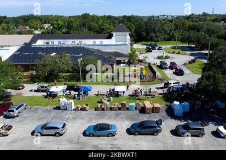 Dans cette vue aérienne d'un drone, les voitures forment une file d'attente tandis que les volontaires distribuent de la nourriture de la deuxième Harvest Food Bank of Central Florida à l'église chrétienne méthodiste épiscopale carter Tabernacle sur 8 août 2020 à Orlando, en Floride. Les banques alimentaires de la région d'Orlando font face à une demande continue, car le chômage dû à la pandémie COVID-19 persiste. (Photo de Paul Hennessy/NurPhoto) Banque D'Images