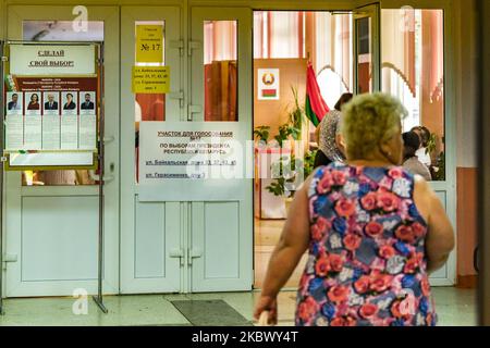 Un observateur indépendant montre la fiche du nombre d'électeurs comptés à l'entrée des bureaux de vote pendant le jour du scrutin pour les élections présidentielles en Biélorussie sur 9 août 2020 à Minks, au Bélarus. (Photo de Celestino Arce/NurPhoto) Banque D'Images