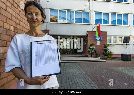 Un observateur indépendant indique le nombre d'électeurs comptés à l'entrée des bureaux de vote le jour du scrutin pour les élections présidentielles en Biélorussie. (Photo de Celestino Arce/NurPhoto) Banque D'Images