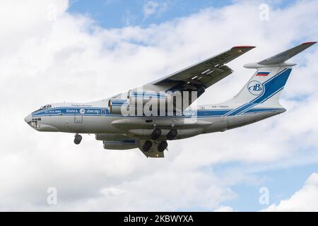 Une vue générale de Volga-Dnepr Airlines Ilyushin il-76TD-90VD RA-76511 sur son approche finale à l'aéroport East Midlands, Derby (Royaume-Uni) le 26 juillet 2020. (Photo par sur Gobley/MI News/NurPhoto) Banque D'Images