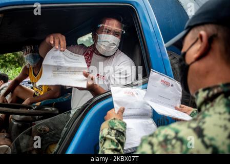 Un policier a un point de contrôle dans la ville de San José Del Monte à Bulacan, Philippines, sur 10 août 2020. Des mesures de confinement plus strictes limitant l'entrée et la sortie des personnes dans la région sont mises en œuvre dans la ville à mesure que les cas de COVID-19 continuent d'augmenter.(photo de Lisa Marie David/NurPhoto) Banque D'Images