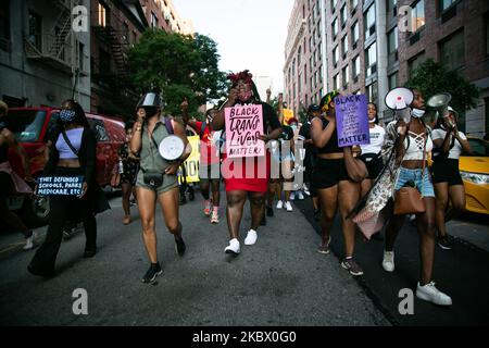 Des centaines de manifestants se sont rassemblés à Times Square, New York, aux États-Unis, sur 9 août 2020 pour appeler à la justice dans l'affaire Breonna Taylor. Le technicien médical d'urgence afro-américain de 26 ans a été tué par balle par les officiers du département de police de Louisville Metro (LMPD) Jonathan Mattingly, Brett Hankison et Myles Cosgrove sur 13 mars 2020. Les trois officiers de la LMPD ont exécuté un mandat de perquisition sans heurt en civil en entrant dans son appartement à Louisville, Kentucky. (Photo de Karla Ann Cote/NurPhoto) Banque D'Images