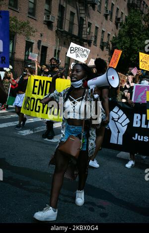 Des centaines de manifestants se sont rassemblés à Times Square, New York, aux États-Unis, sur 9 août 2020 pour appeler à la justice dans l'affaire Breonna Taylor. Le technicien médical d'urgence afro-américain de 26 ans a été tué par balle par les officiers du département de police de Louisville Metro (LMPD) Jonathan Mattingly, Brett Hankison et Myles Cosgrove sur 13 mars 2020. Les trois officiers de la LMPD ont exécuté un mandat de perquisition sans heurt en civil en entrant dans son appartement à Louisville, Kentucky. (Photo de Karla Ann Cote/NurPhoto) Banque D'Images