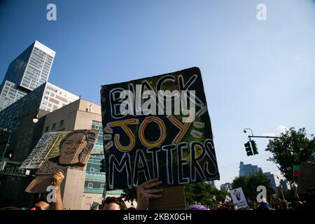 Des centaines de manifestants se sont rassemblés à Times Square, New York, aux États-Unis, sur 9 août 2020 pour appeler à la justice dans l'affaire Breonna Taylor. Le technicien médical d'urgence afro-américain de 26 ans a été tué par balle par les officiers du département de police de Louisville Metro (LMPD) Jonathan Mattingly, Brett Hankison et Myles Cosgrove sur 13 mars 2020. Les trois officiers de la LMPD ont exécuté un mandat de perquisition sans heurt en civil en entrant dans son appartement à Louisville, Kentucky. (Photo de Karla Ann Cote/NurPhoto) Banque D'Images