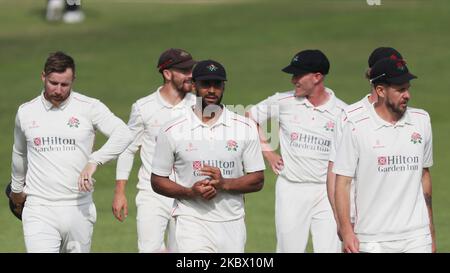 Liam Hurt dirige l'équipe du Lancashire après avoir remporté quatre pour 27 dans leurs gains et 18 dans le match du trophée Bob Willis entre le club de cricket du comté de Durham et le Lancashire à Emirates Riverside, Chester le Street, Angleterre, sur 10 août 2020. (Photo de Mark Fletcher/MI News/NurPhoto) Banque D'Images