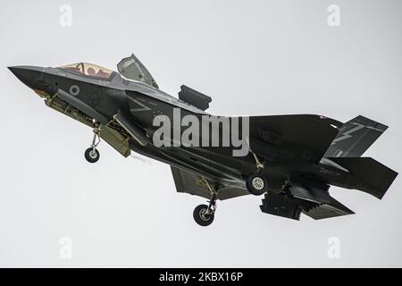 Royal Air Force Lockheed Martin F-35B Lightning II ZM140 descend pour un atterrissage vertical dans RAF Marham, près du village de Marham, Angleterre, Royaume-Uni, le 16 juillet 2020. (Photo de Jon Hobley/MI News/NurPhoto) Banque D'Images