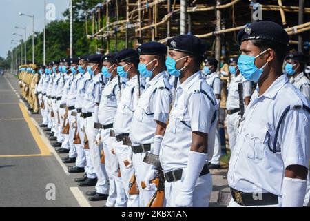 Une équipe de police de Kolkata en formation avant le début de la pratique à Kolkata, en Inde, sur 11 août 2020. Kolkata et la police du Bengale occidental , ainsi que le bataillon de femmes de la RAF, ont participé à la dernière journée de pratique avant la célébration de la journée indépendante de l'Inde à Kolkata. Les équipes ont pris toutes les précautions nécessaires en raison de l'augmentation des cas de COVID-19 dans le pays. L'Inde marque cette année 74th année d'indépendance. (Photo par Debarchan Chatterjee/NurPhoto) Banque D'Images