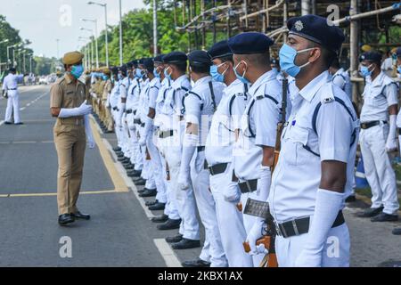 Une équipe de la police de Kolkata se prépare en formation avant le début de la pratique du défilé à Kolkata, en Inde, sur 11 août 2020. Kolkata et la police du Bengale occidental , ainsi que le bataillon de femmes de la RAF, ont participé à la dernière journée de pratique avant la célébration de la journée indépendante de l'Inde à Kolkata. Les équipes ont pris toutes les précautions nécessaires en raison de l'augmentation des cas de COVID-19 dans le pays. L'Inde marque cette année 74th année d'indépendance. (Photo par Debarchan Chatterjee/NurPhoto) Banque D'Images