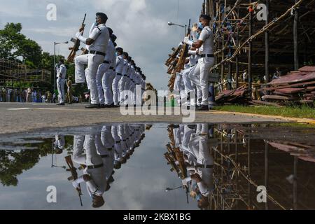 Une équipe de police de Kolkata en formation pendant la pratique à Kolkata, en Inde, sur 11 août 2020. Kolkata et la police du Bengale occidental , ainsi que le bataillon de femmes de la RAF, ont participé à la dernière journée de pratique avant la célébration de la journée indépendante de l'Inde à Kolkata. Les équipes ont pris toutes les précautions nécessaires en raison de l'augmentation des cas de COVID-19 dans le pays. L'Inde marque cette année 74th année d'indépendance. (Photo par Debarchan Chatterjee/NurPhoto) Banque D'Images