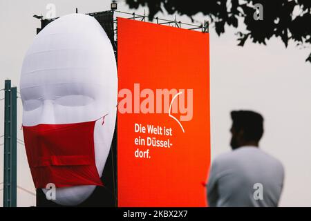 Un homme se tient devant l'installation de l'art vidéo avant l'ouverture à Düsseldorf, en Allemagne, sur 13 août 2020. (Photo de Ying Tang/NurPhoto) Banque D'Images