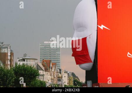 L'installation d'art vidéo 'visages de Düsseldorf' est vue avant l'ouverture à Düsseldorf, en Allemagne, sur 13 août 2020. (Photo de Ying Tang/NurPhoto) Banque D'Images