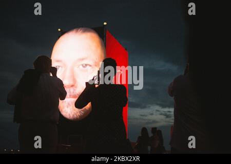 Visages de Düsseldorf, une installation d'art vidéo est vue comme les gens prennent des photos de l'installation à Düsseldorf, Allemagne, sur 13 août 2020. (Photo de Ying Tang/NurPhoto) Banque D'Images