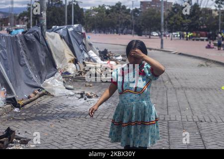 Une femme autochtone Embera jouant dans le camp de fortune dans un parc du centre de Bogota, en Colombie, sur 12 août 2020. Au moins 400 personnes dorment dans des tentes en plastique depuis un mois, en raison de la pandémie et du manque de possibilités d'emploi. (Photo de Daniel Garzon Herazo/NurPhoto) Banque D'Images