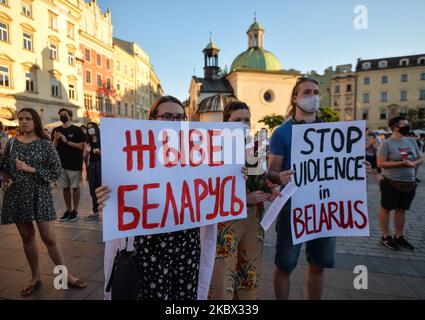 Les manifestants montrent des signes de « violence de haut niveau en Biélorussie » et de « longue vie en Biélorussie ». Des centaines de membres de la diaspora biélorusse locale, de militants et de partisans locaux ont exprimé leur solidarité avec les Biélorusses lors du rassemblement de solidarité organisé sur la place du marché principal de Cracovie. Mercredi, 12 août 2020, à Cracovie, en Pologne. (Photo par Artur Widak/NurPhoto) Banque D'Images