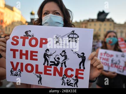 Les manifestants montrent des signes de violence. Des centaines de membres de la diaspora biélorusse locale, de militants et de partisans locaux ont exprimé leur solidarité avec les Biélorusses lors du rassemblement de solidarité organisé sur la place du marché principal de Cracovie. Mercredi, 12 août 2020, à Cracovie, en Pologne. (Photo par Artur Widak/NurPhoto) Banque D'Images