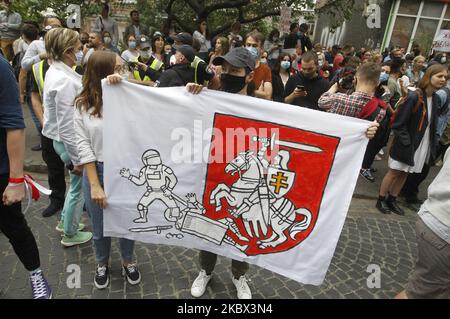 Des personnes assistent à un rassemblement de solidarité avec des manifestations en Biélorussie près de l'ambassade du Bélarus à Kiev, en Ukraine, le 13 août 2020. Les militants d'Amnesty International, les Biélorusses qui vivent en Ukraine et les militants ukrainiens qui les soutiennent se sont réunis pour leur rassemblement en faveur des manifestations en Biélorussie, demandant la libération de manifestants détenus. (Photo par STR/NurPhoto) Banque D'Images