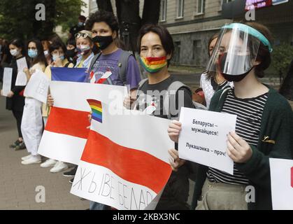 Des personnes assistent à un rassemblement de solidarité avec des manifestations en Biélorussie près de l'ambassade du Bélarus à Kiev, en Ukraine, le 13 août 2020. Les militants d'Amnesty International, les Biélorusses qui vivent en Ukraine et les militants ukrainiens qui les soutiennent se sont réunis pour leur rassemblement en faveur des manifestations en Biélorussie, demandant la libération de manifestants détenus. (Photo par STR/NurPhoto) Banque D'Images