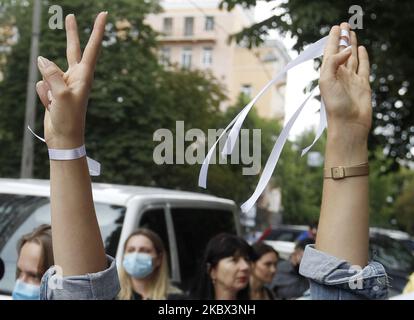 Des personnes assistent à un rassemblement de solidarité avec des manifestations en Biélorussie près de l'ambassade du Bélarus à Kiev, en Ukraine, le 13 août 2020. Les militants d'Amnesty International, les Biélorusses qui vivent en Ukraine et les militants ukrainiens qui les soutiennent se sont réunis pour leur rassemblement en faveur des manifestations en Biélorussie, demandant la libération de manifestants détenus. (Photo par STR/NurPhoto) Banque D'Images