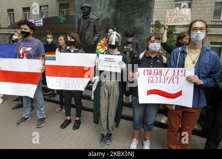 Des personnes assistent à un rassemblement de solidarité avec des manifestations en Biélorussie près de l'ambassade du Bélarus à Kiev, en Ukraine, le 13 août 2020. Les militants d'Amnesty International, les Biélorusses qui vivent en Ukraine et les militants ukrainiens qui les soutiennent se sont réunis pour leur rassemblement en faveur des manifestations en Biélorussie, demandant la libération de manifestants détenus. (Photo par STR/NurPhoto) Banque D'Images