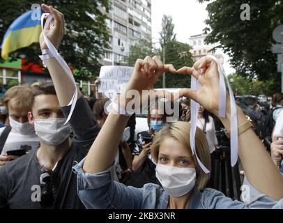 Des personnes assistent à un rassemblement de solidarité avec des manifestations en Biélorussie près de l'ambassade du Bélarus à Kiev, en Ukraine, le 13 août 2020. Les militants d'Amnesty International, les Biélorusses qui vivent en Ukraine et les militants ukrainiens qui les soutiennent se sont réunis pour leur rassemblement en faveur des manifestations en Biélorussie exigeant la libération de manifestants détenus. (Photo par STR/NurPhoto) Banque D'Images