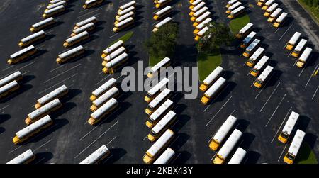 Dans cette vue aérienne à partir d'un drone, les autobus scolaires sont garés au centre de transport de Winter Springs des écoles publiques du comté de Seminole sur 13 août 2020 à Winter Springs, Floride, États-Unis. Lorsque les écoles du comté rouvriront à 17 août 2020, les autobus seront limités à environ la moitié de leur capacité pour permettre aux élèves de se tenir à distance au fur et à mesure que la pandémie du coronavirus se poursuit. (Photo de Paul Hennessy/NurPhoto) Banque D'Images