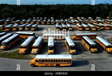 Dans cette vue aérienne à partir d'un drone, les autobus scolaires sont garés au centre de transport de Winter Springs des écoles publiques du comté de Seminole sur 13 août 2020 à Winter Springs, Floride, États-Unis. Lorsque les écoles du comté rouvriront à 17 août 2020, les autobus seront limités à environ la moitié de leur capacité pour permettre aux élèves de se tenir à distance au fur et à mesure que la pandémie du coronavirus se poursuit. (Photo de Paul Hennessy/NurPhoto) Banque D'Images