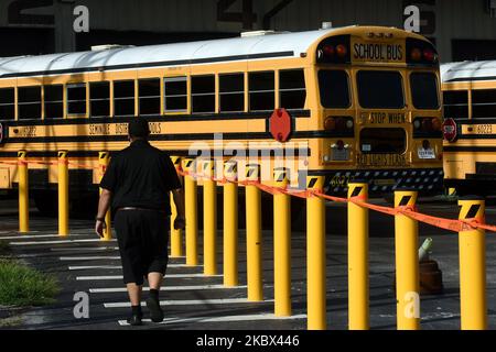 Les autobus scolaires sont garés au centre de transport de Winter Springs des écoles publiques du comté de Seminole à 13 août 2020, à Winter Springs, Floride, États-Unis. Lorsque les écoles du comté rouvriront à 17 août 2020, les autobus seront limités à environ la moitié de leur capacité pour permettre aux élèves de se tenir à distance au fur et à mesure que la pandémie du coronavirus se poursuit. (Photo de Paul Hennessy/NurPhoto) Banque D'Images