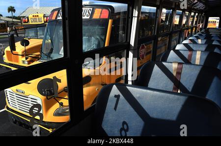 Les autobus scolaires sont garés au centre de transport de Winter Springs des écoles publiques du comté de Seminole à 13 août 2020, à Winter Springs, Floride, États-Unis. Lorsque les écoles du comté rouvriront à 17 août 2020, les autobus seront limités à environ la moitié de leur capacité pour permettre aux élèves de se tenir à distance au fur et à mesure que la pandémie du coronavirus se poursuit. (Photo de Paul Hennessy/NurPhoto) Banque D'Images