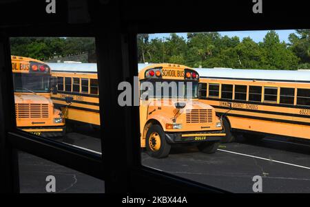 Les autobus scolaires sont garés au centre de transport de Winter Springs des écoles publiques du comté de Seminole à 13 août 2020, à Winter Springs, Floride, États-Unis. Lorsque les écoles du comté rouvriront à 17 août 2020, les autobus seront limités à environ la moitié de leur capacité pour permettre aux élèves de se tenir à distance au fur et à mesure que la pandémie du coronavirus se poursuit. (Photo de Paul Hennessy/NurPhoto) Banque D'Images