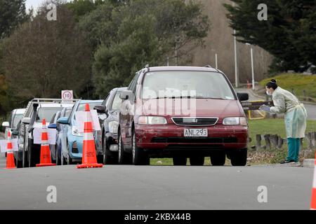 Un travailleur de la santé effectue un test COVID-19 en voiture à travers le centre d'évaluation communautaire à Christchurch, Nouvelle-Zélande, sur 14 août 2020. Avec les quatre cas de Covid-19 signalés le 11th août 2020, la série gratuite de coronavirus en Nouvelle-Zélande a pris fin. 26 cas de Covid-19 ont confirmé depuis lors leur lien avec les quatre cas d'origine, alors qu'une personne est à l'hôpital. Auckland est entrée au niveau 3 alors que le reste du pays est soumis à la restriction de niveau 2. (Photo de Sanka Vidanagama/NurPhoto) Banque D'Images