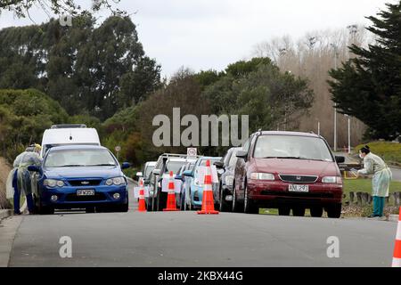 Les travailleurs de la santé effectuent des tests COVID-19 en voiture dans un centre d'évaluation communautaire à Christchurch, Nouvelle-Zélande, on 14 août 2020. Avec les quatre cas de Covid-19 signalés le 11th août 2020, la série gratuite de coronavirus en Nouvelle-Zélande a pris fin. 26 cas de Covid-19 ont confirmé depuis lors leur lien avec les quatre cas d'origine, alors qu'une personne est à l'hôpital. Auckland est entrée au niveau 3 alors que le reste du pays est soumis à la restriction de niveau 2. (Photo de Sanka Vidanagama/NurPhoto) Banque D'Images