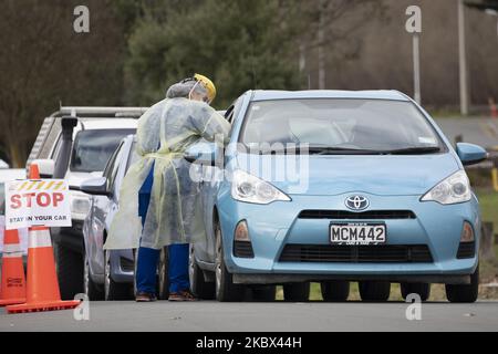 Un travailleur de la santé effectue un test COVID-19 en voiture à travers le centre d'évaluation communautaire à Christchurch, Nouvelle-Zélande, sur 14 août 2020. Avec les quatre cas de Covid-19 signalés le 11th août 2020, la série gratuite de coronavirus en Nouvelle-Zélande a pris fin. 26 cas de Covid-19 ont confirmé depuis lors leur lien avec les quatre cas d'origine, alors qu'une personne est à l'hôpital. Auckland est entrée au niveau 3 alors que le reste du pays est soumis à la restriction de niveau 2. (Photo de Sanka Vidanagama/NurPhoto) Banque D'Images