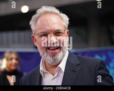 Photo du dossier datée du 12/10/22 du réalisateur Sir Sam Mendes assistant à la première européenne de l'Empire of Light pendant le BFI London film Festival 2022 au Royal Festival Hall, Southbank Centre, Londres. Le directeur primé de l'Académie a critiqué le nouveau programme de financement du Arts Council England (ACE), qui entraînera des réductions de subventions au Donmar Warehouse Theatre, en insistant sur le fait qu'il va causer des ravages durables à l'industrie plus large. Date de publication : vendredi 4 novembre 2022. Banque D'Images