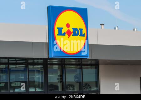 Le logo de la chaîne d'épicerie Lidl sur le magasin est visible à Koscierzyna, Pologne, le 14 août 2020 (photo de Michal Fludra/NurPhoto) Banque D'Images