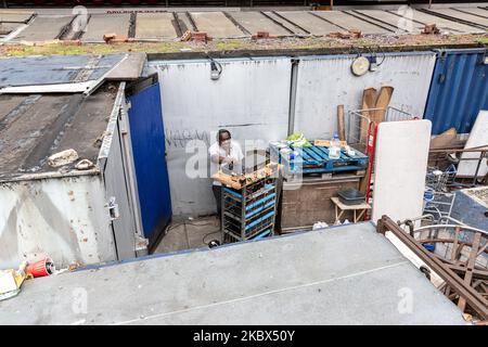 Un homme est vu travailler sur des équipements audio par son atelier dans Elephant and Castle Shopping Center, alors que coronavirus LockDown a mis de nombreuses petites entreprises en difficulté financière à Londres, Angleterre sur 14 août 2020. Ouvert en 1965, l'un des premiers centres commerciaux d'Europe sera bientôt fermé. Le confinement a forcé de nombreux détaillants à limiter les activités de ses boutiques de haute rue. Le PIB du Royaume-Uni est largement basé sur le consumérisme, le coronavirus a ralenti l'économie du pays. (Photo par Dominika Zarzycka/NurPhoto) Banque D'Images